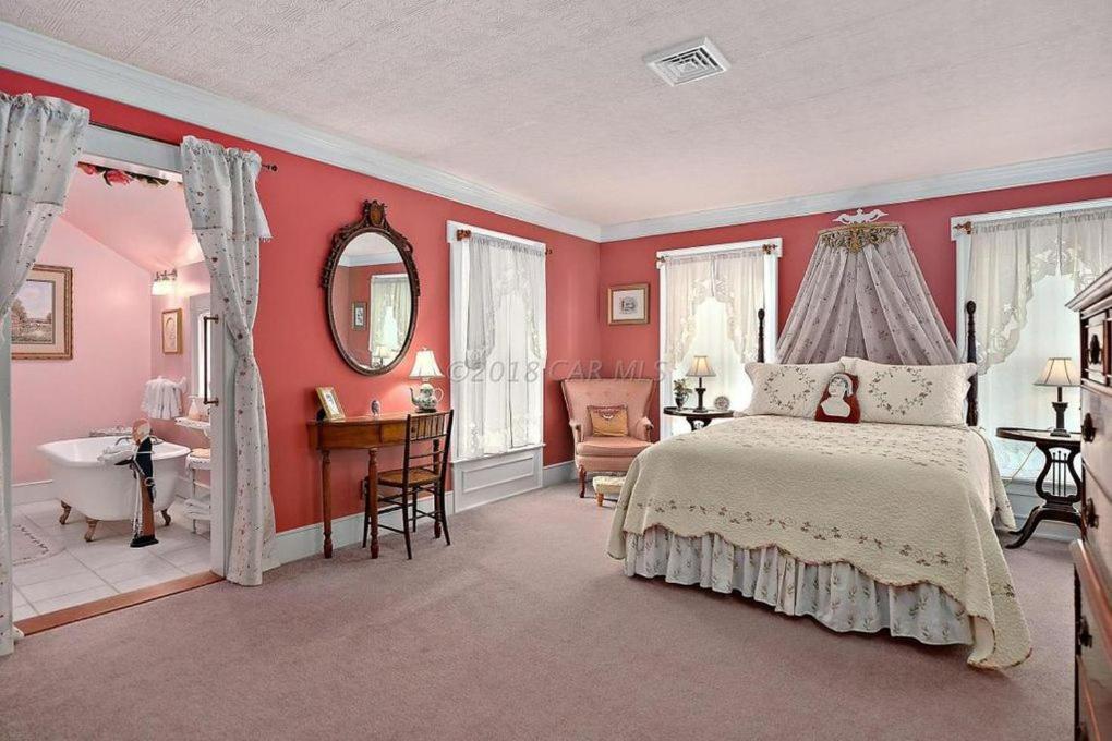 Princess Anne Book Lovers Inn Exteriör bild